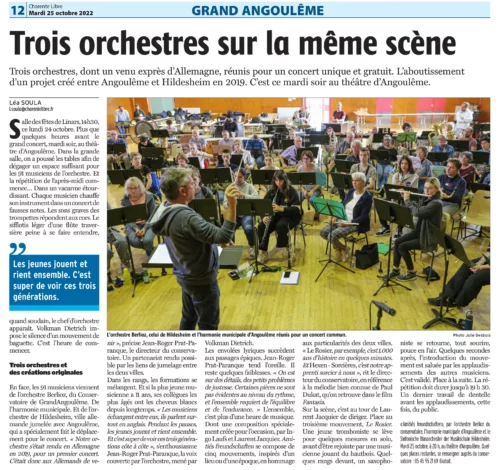 Trois orchestres sur la même scèneTrois orchestres, dont un venu exprès d’Allemagne, réunis pour un concert unique et gratuit. L’aboutissement d’un projet créé entre Angoulême et Hildesheim en 2019. C’est ce mardi soir au théâtre d’Angoulême.Salle des fêtes de Linars, 14h30, ce lundi 24 octobre. Plus que quelques heures avant le grand concert, mardi soir, au théâtre d’Angoulême. Dans la grande salle, on a poussé les tables afin de dégager un espace suffisant pour les 91 musiciens de l’orchestre. Et la répétition de l’après-midi commence… Dans un vacarme étourdissant.Chaque musicien chauffe son instrument dans un concert de fausses notes. Les sons graves des trompettes répondent aux cors. Le sifflotis léger d’une flûte traversière peine à se faire entendre, quand soudain, le chef d’orchestre apparaît. Volkman Dietrich impose le silence d’un mouvement de baguette. C’est l’heure de commencer.Trois orchestres et des créations originalesEn face, les 91 musiciens viennent de l’orchestre Berlioz, du Conservatoire de GrandAngoulême. De l’harmonie municipale. Et de l’orchestre de Hildesheim, ville allemande jumelée avec Angoulême, qui a spécialement fait le déplacement pour le concert. « Notre orchestre s’était rendu en Allemagne en 2019, pour un premier concert. C’était donc aux Allemands de venir », précise Jean-Roger Prat-Paranque, le directeur du conservatoire. Un partenariat rendu possible par les liens de jumelage entre les deux villes.Dans les rangs, les formations se mélangent. Et si la plus jeune musicienne a 11 ans, ses collègues les plus âgés ont les cheveux blancs depuis longtemps. « Les musiciens échangent entre eux, ils parlent surtout en anglais. Pendant les pauses, les jeunes jouent et rient ensemble. Et c’est super de voir ces trois générations côte à côte », s’enthousiasme Jean-Roger Prat-Paranque, la voix couverte par l’orchestre, mené par Volkman Dietrich.Les envolées lyriques succèdent aux passages épiques. Jean-Roger Prat-Paranque tend l’oreille. Il reste quelques faiblesses. « On est sur des détails, des petits problèmes de justesse. Certaines pièces ne sont pas évidentes au niveau du rythme, et l’ensemble requiert de l’équilibre et de l’endurance. » L’ensemble, c’est plus d’une heure de musique. Dont une composition spécialement créée pour l’occasion, par Ingo Laufs et Laurent Jacquier. Amitiés freundschaften se compose de cinq mouvements, inspirés d’un lieu ou d’une époque, en hommage aux particularités des deux villes. « Le Rosier, par exemple, c’est 1.000 ans d’histoire en quelques minutes. Et Hexen - Sorcières, c’est notre apprenti sorcier à nous », rit le directeur du conservatoire, en référence à la mélodie bien connue de Paul Dukat, qu’on retrouve dans le film Fantasia.Sur la scène, c’est au tour de Laurent Jacquier de diriger. Place au troisième mouvement, Le Rosier. Une jeune tromboniste se lève pour quelques mesures en solo, avant d’être rejointe par une musicienne jouant du hautbois. Quelques rangs devant, un saxophoniste se retourne, tout sourire, pouce en l’air. Quelques secondes après, l’introduction du mouvement est saluée par les applaudissements des autres musiciens. C’est validé. Place à la suite. La répétition doit durer jusqu’à 19 h 30. Un dernier travail de dentelle avant les applaudissements, cette fois, du public. « Amitiés freundschaften », par l’orchestre Berlioz du conservatoire, l’harmonie municipale d’Angoulême et le Sinfonische Blasorchester der Musikschule Hildesheim. Mardi 25 octobre, à 20 h, au théâtre d’Angoulême. Quelques places restantes, se renseigner auprès du conservatoire : 05 45 95 21 69. Gratuit.