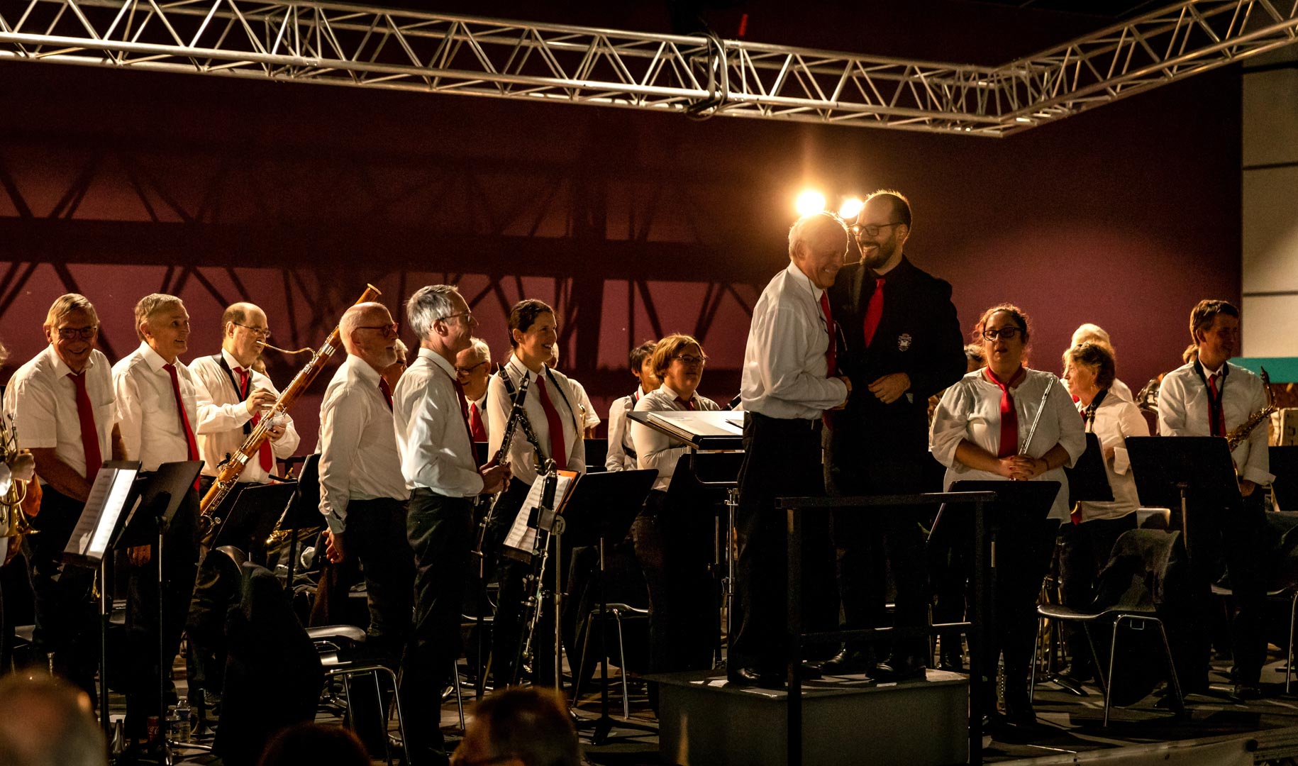150 ans de l'Harmonie célébrée par ses chefs d'orchestre. L'orchestre est debout, avec ses deux chefs de l'époque au centre.