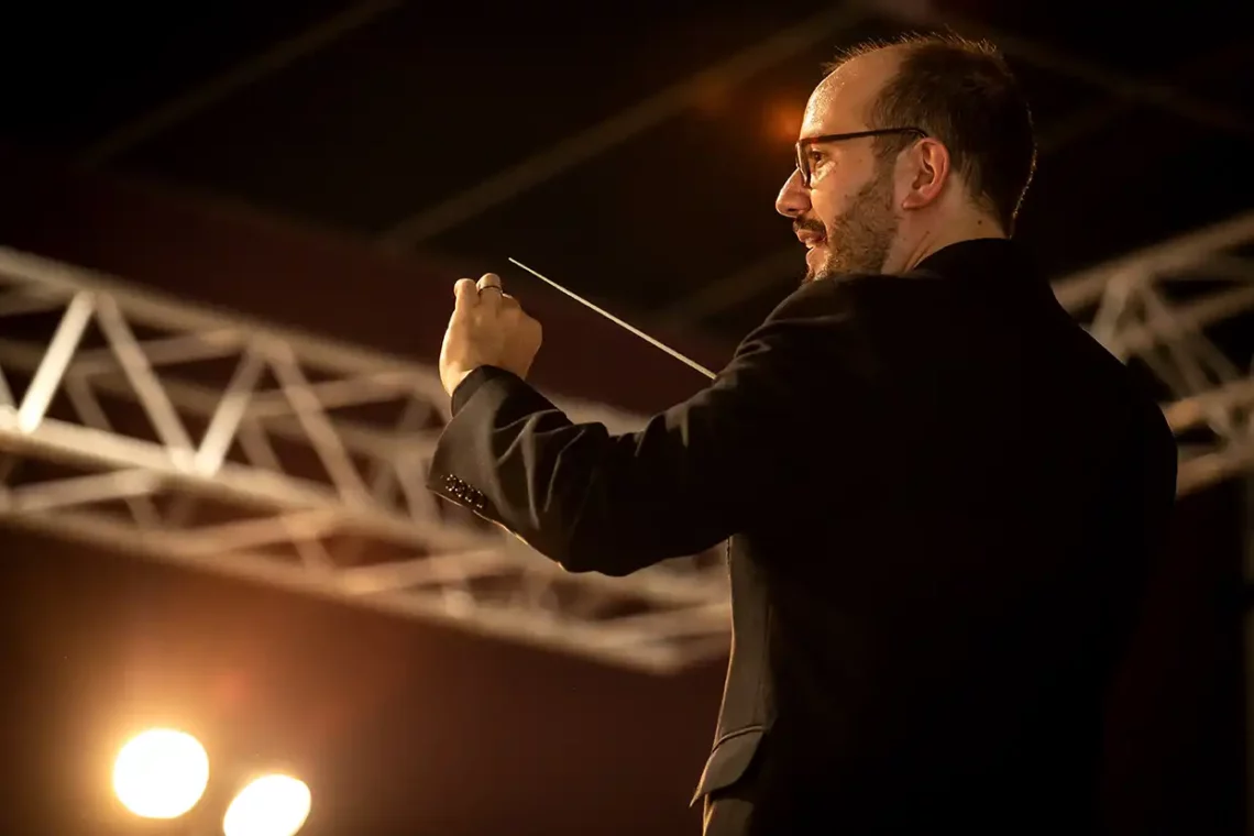Le chef d'orchestre de l'Harmonie d'Angoulême lors du concert des 150 ans de l'Association.